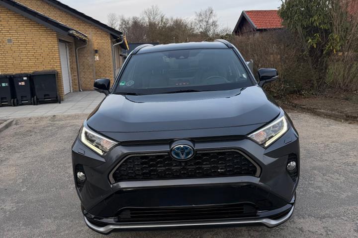 Grå Toyota RAV4 fra 2021