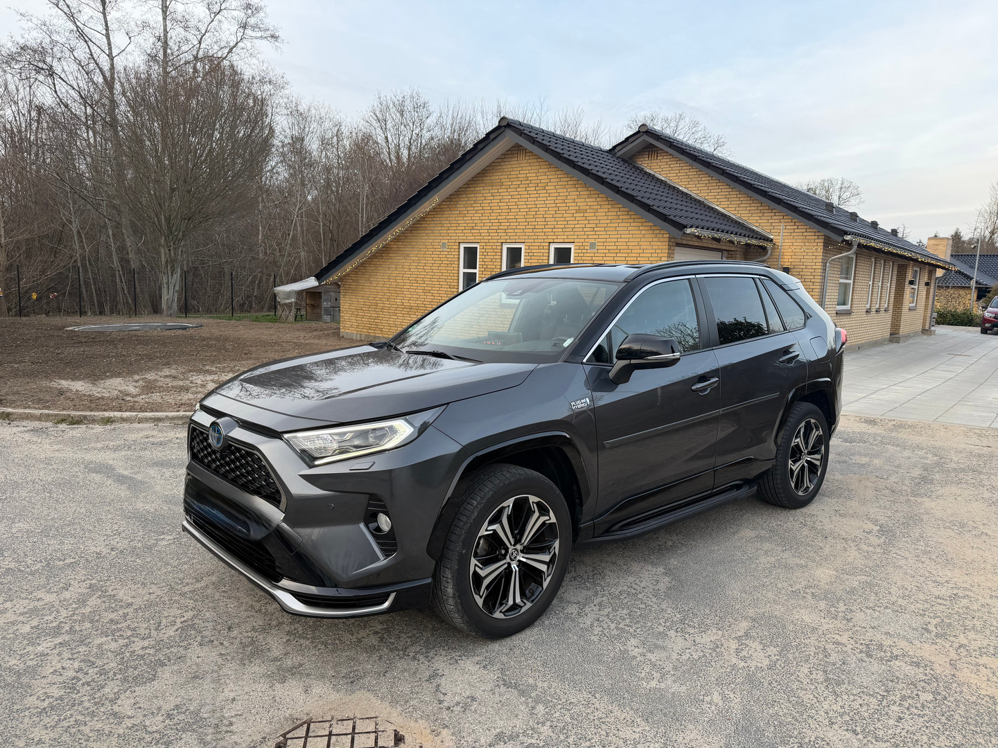 Grå Toyota RAV4 fra 2021