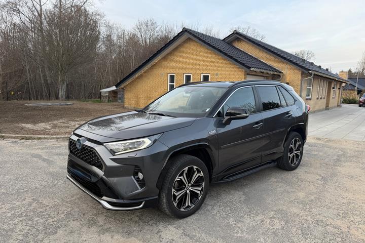Grå Toyota RAV4 fra 2021