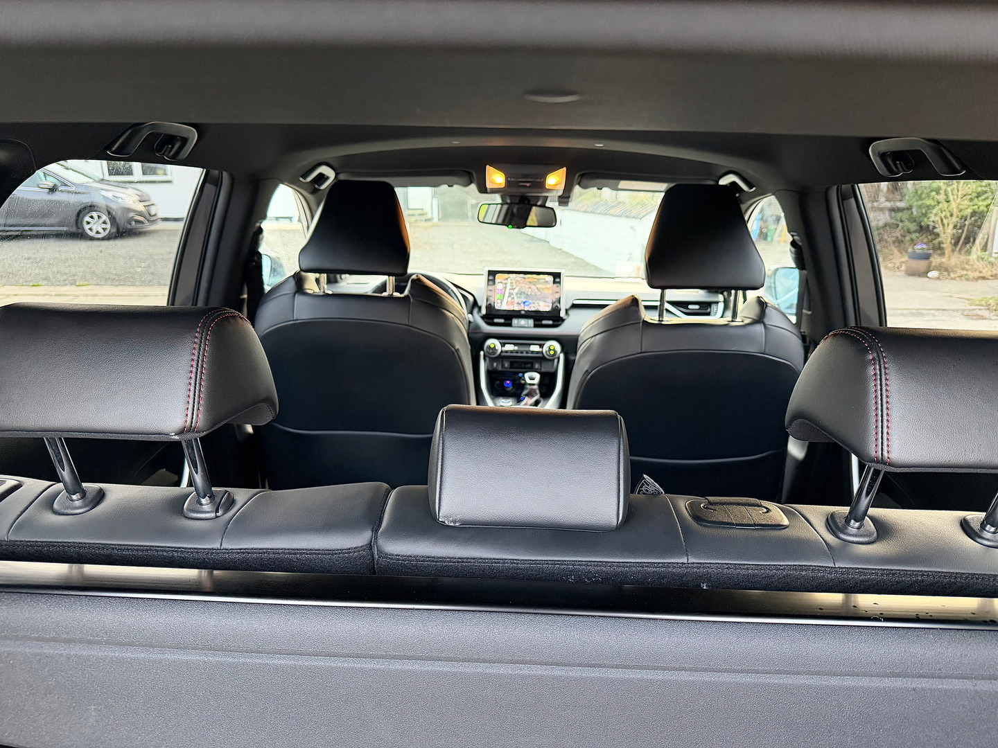 Grå Toyota RAV4 fra 2021