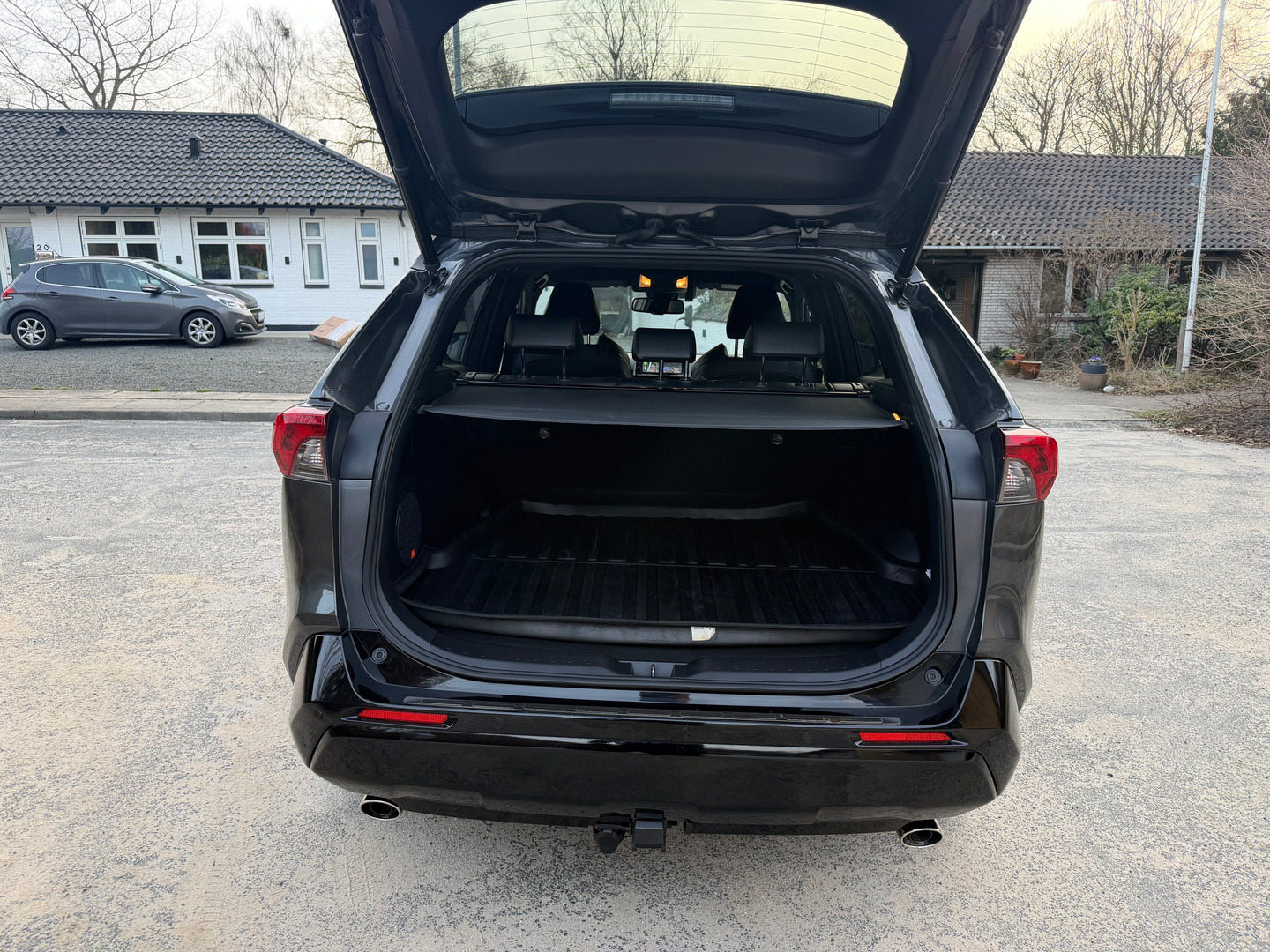 Grå Toyota RAV4 fra 2021