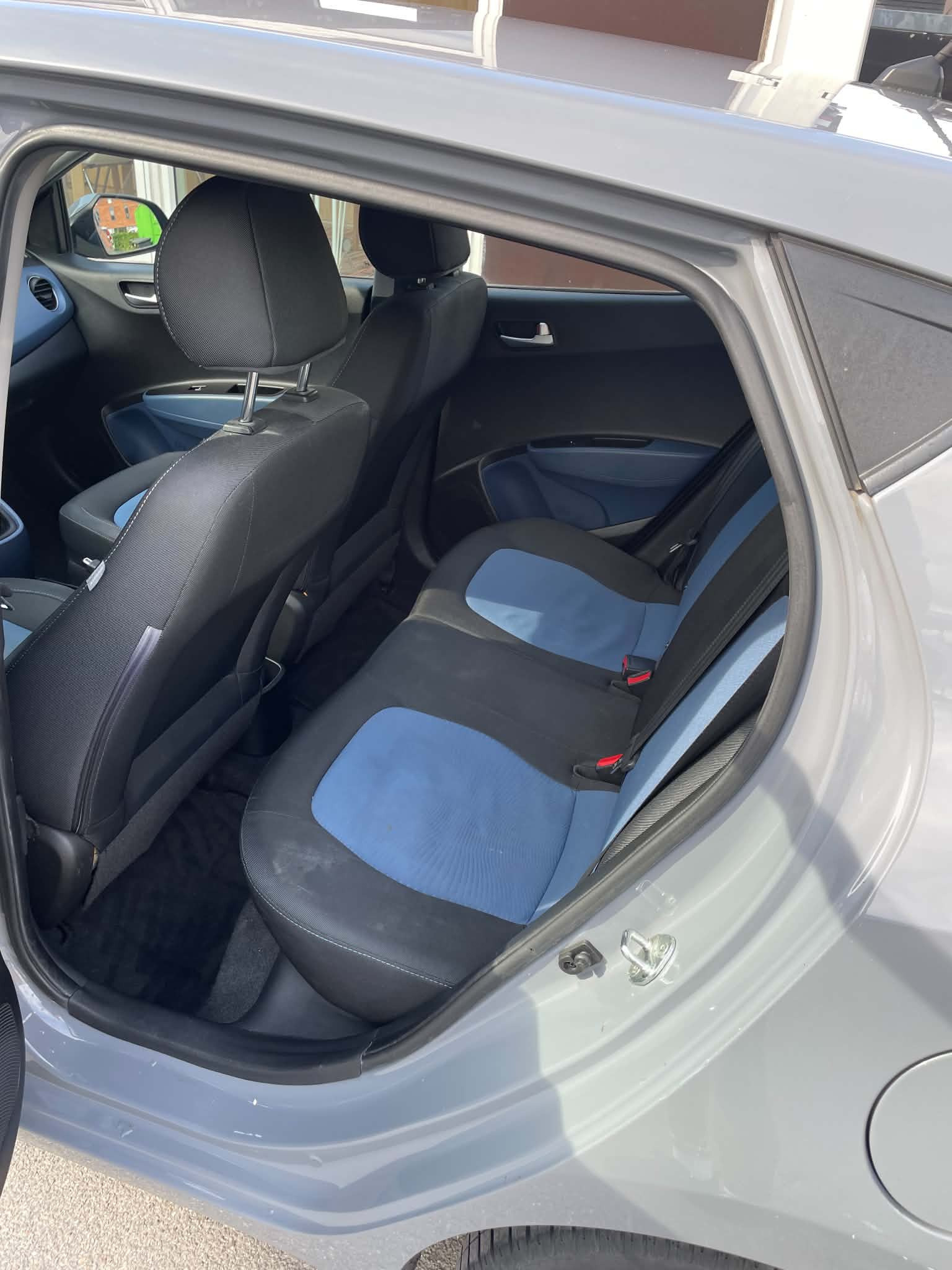 Grå Hyundai i10 fra 2015