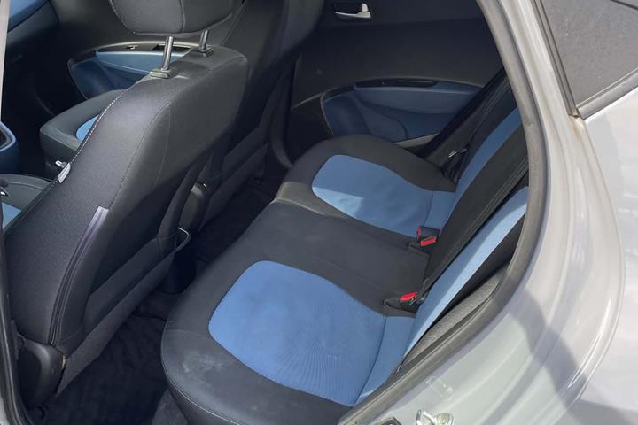 Grå Hyundai i10 fra 2015
