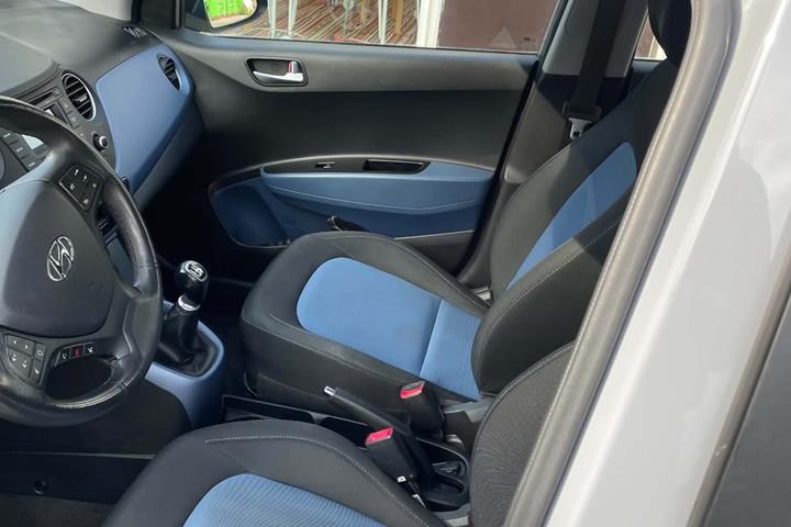 Grå Hyundai i10 fra 2015