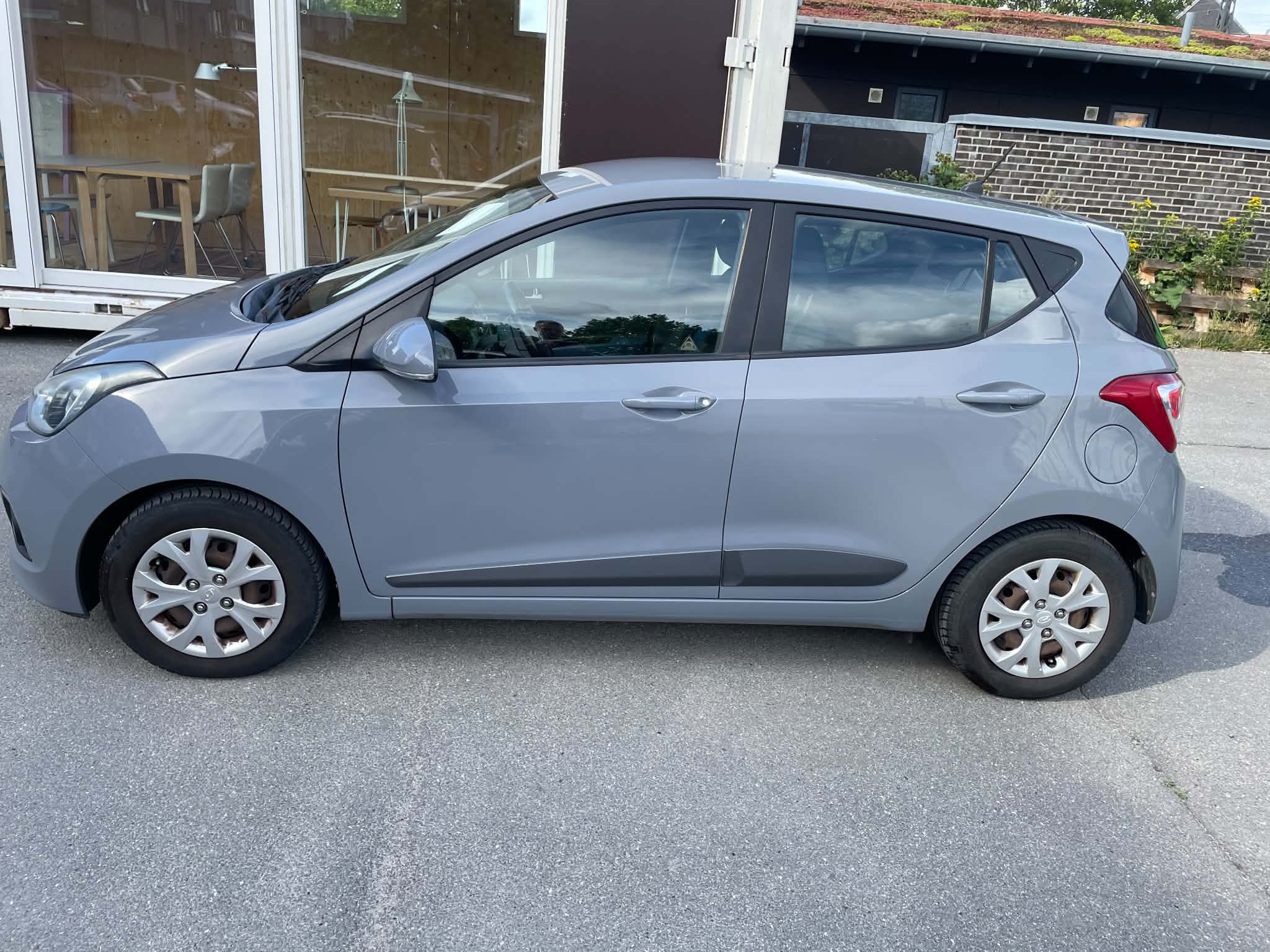 Grå Hyundai i10 fra 2015