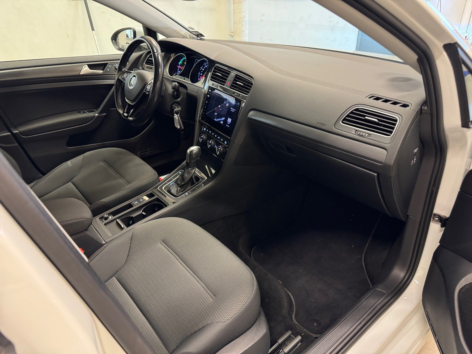 Hvid VW e-Golf VII fra 2020