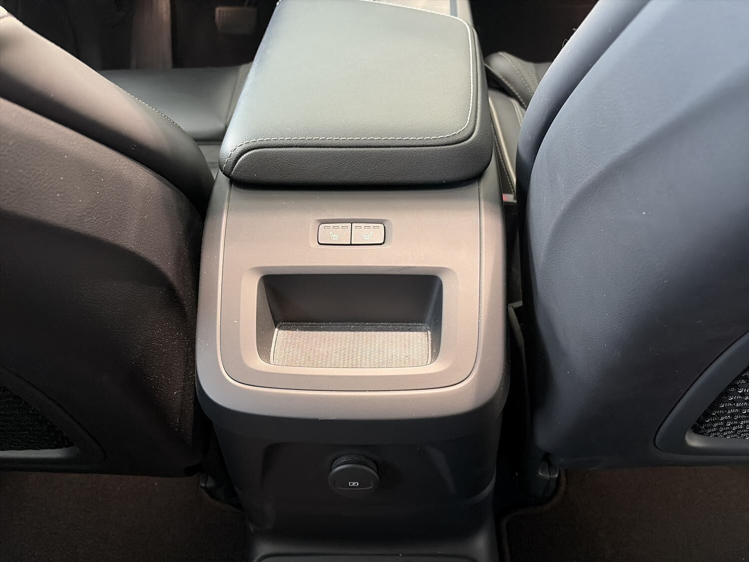 Hvid Volvo XC60 fra 2023