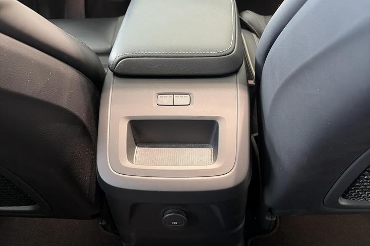 Hvid Volvo XC60 fra 2023