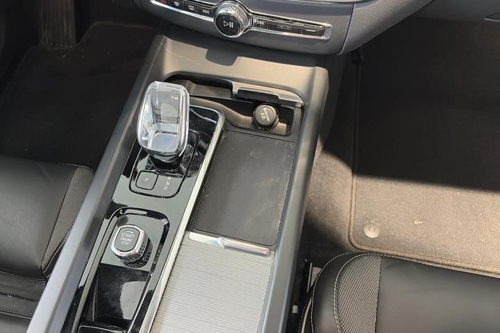 Hvid Volvo XC60 fra 2023