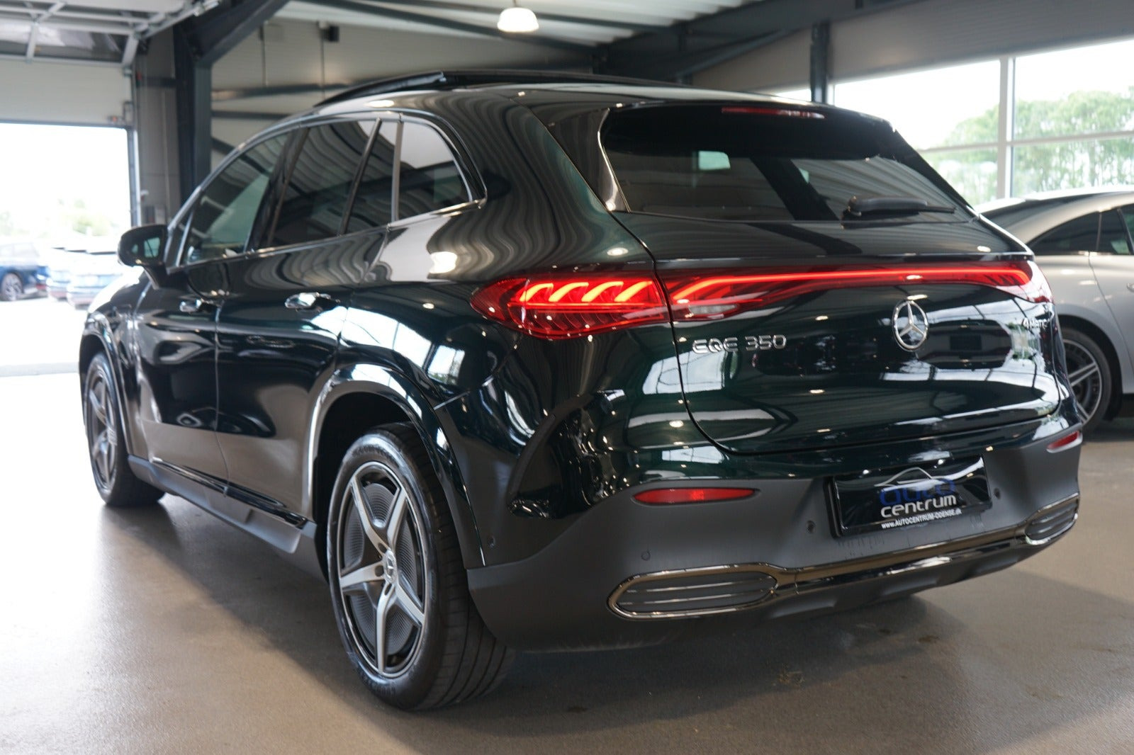 Grøn Mercedes EQE350 SUV fra 2025