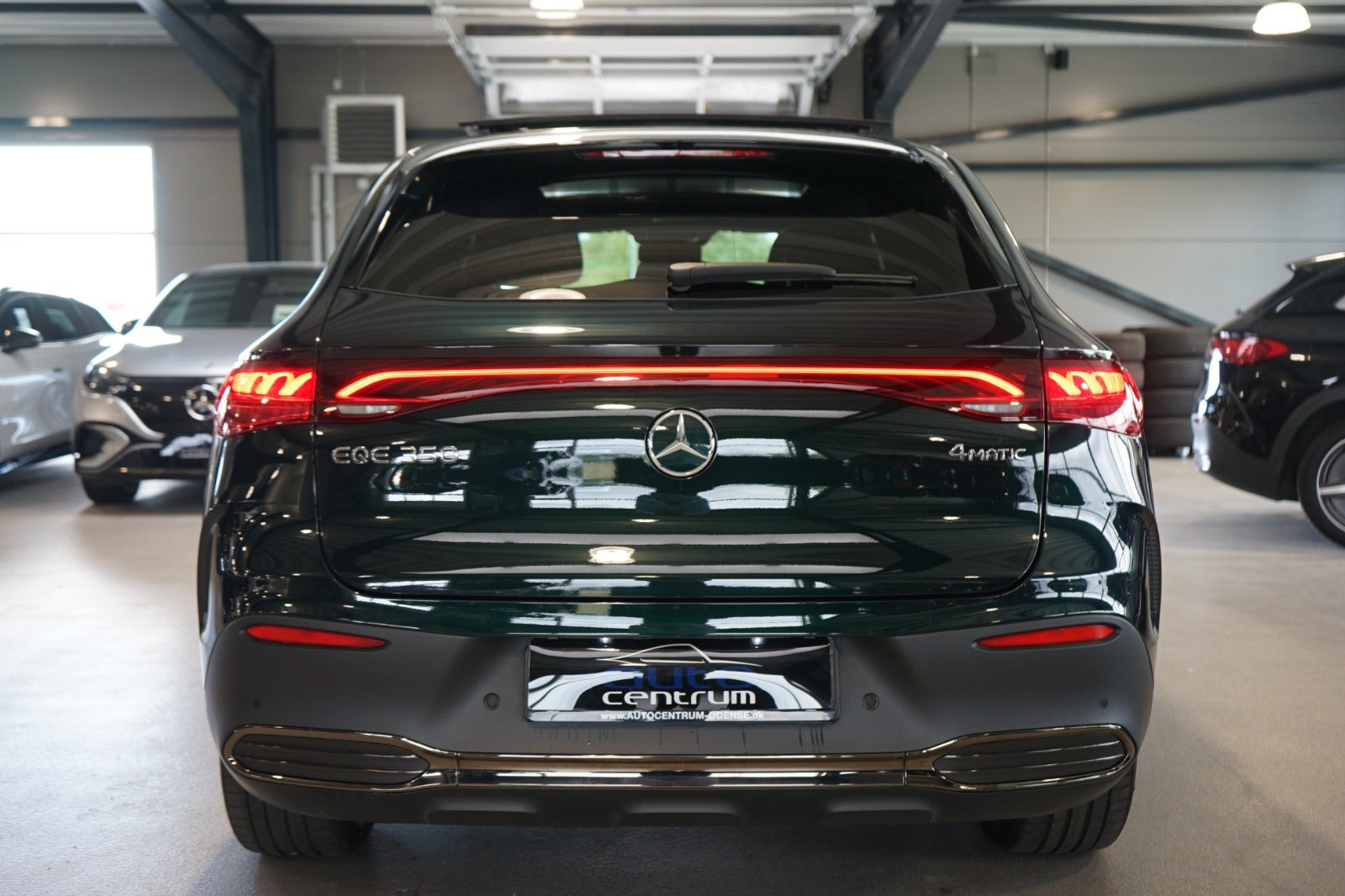 Grøn Mercedes EQE350 SUV fra 2025