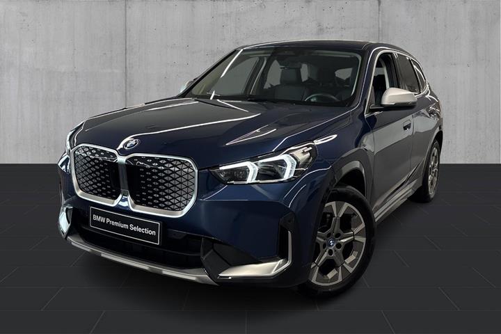 Blå BMW iX1 fra 2024 set udefra