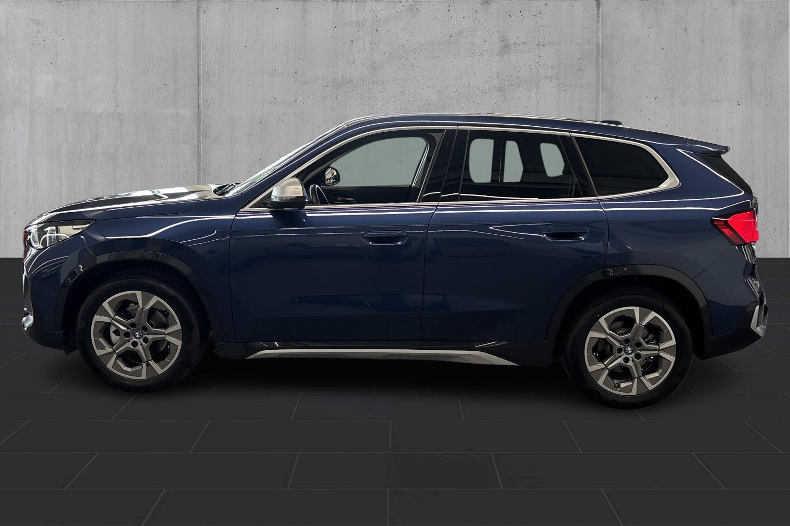 Blå BMW iX1 fra 2024