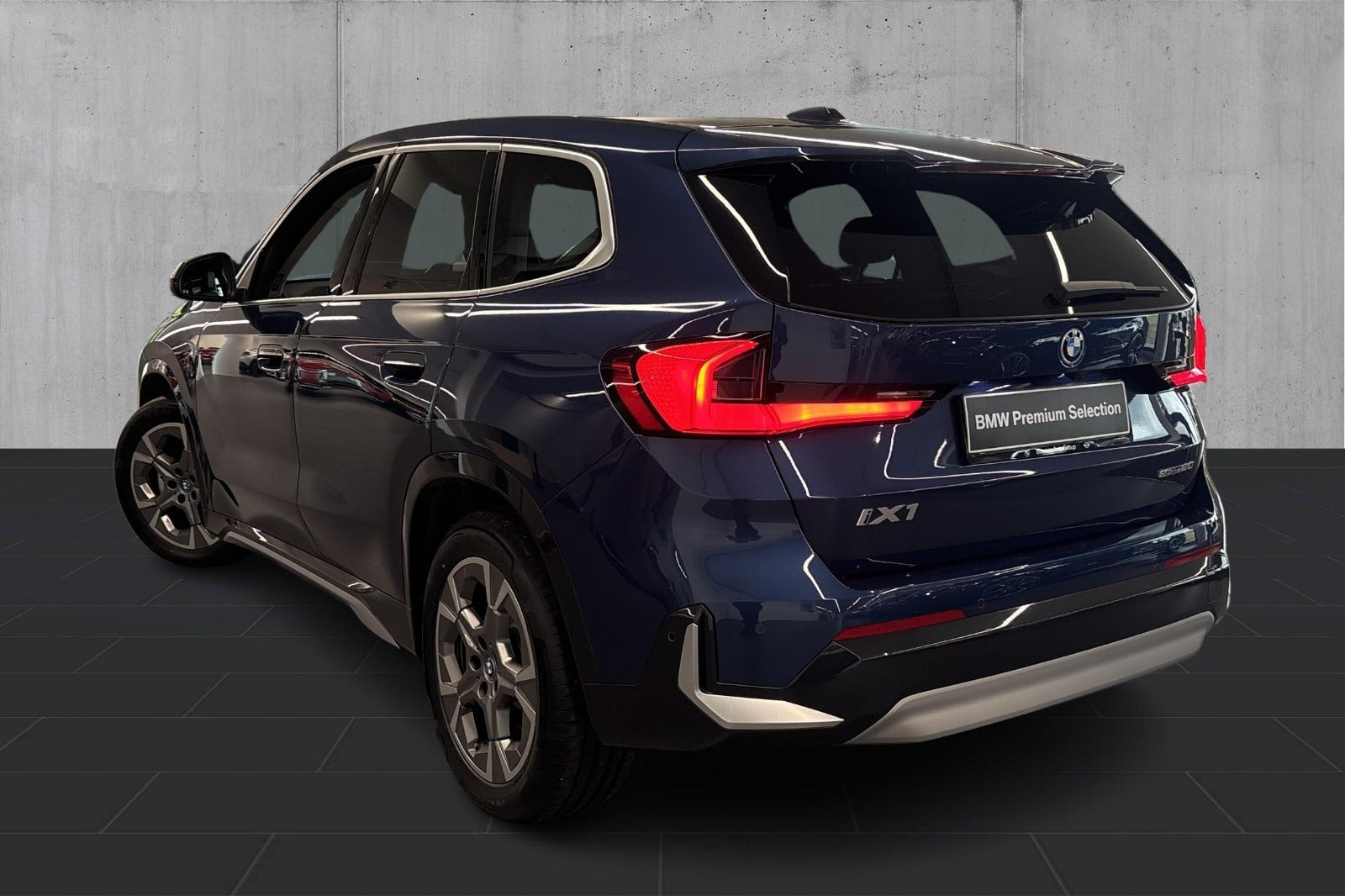 Blå BMW iX1 fra 2024