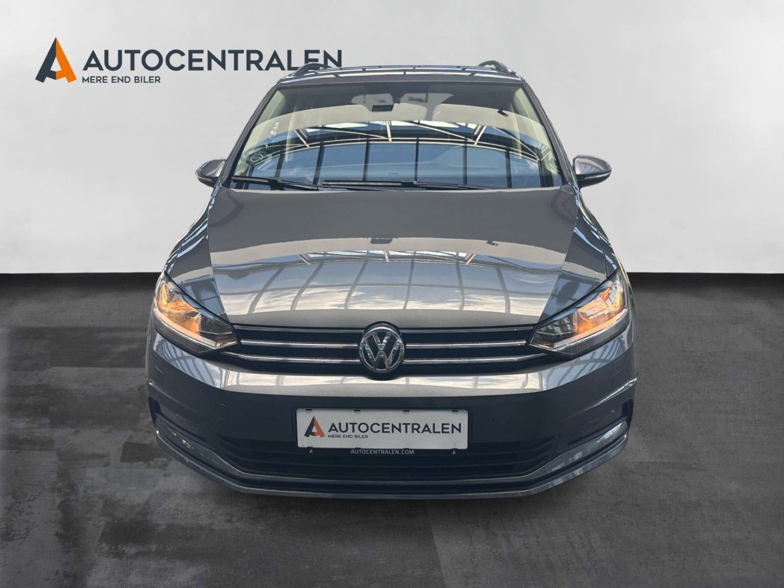 Grå VW Touran fra 2020