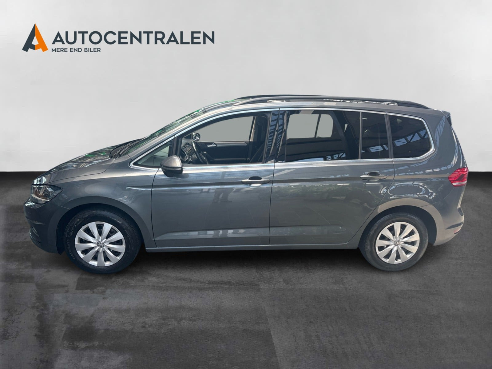Grå VW Touran fra 2020