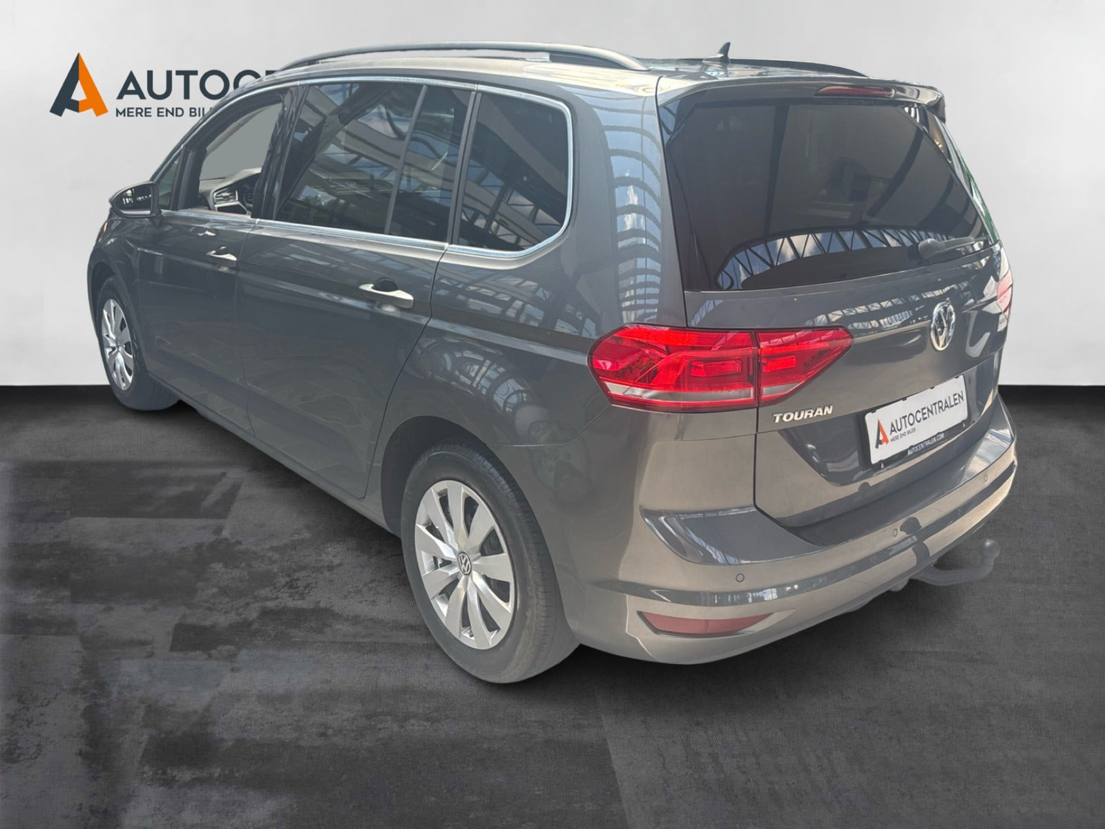 Grå VW Touran fra 2020