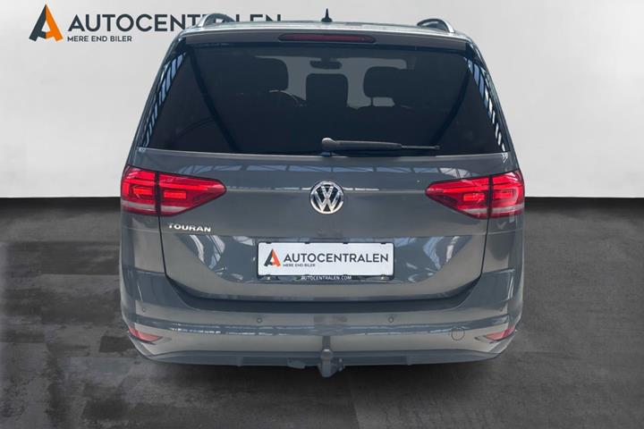 Grå VW Touran fra 2020