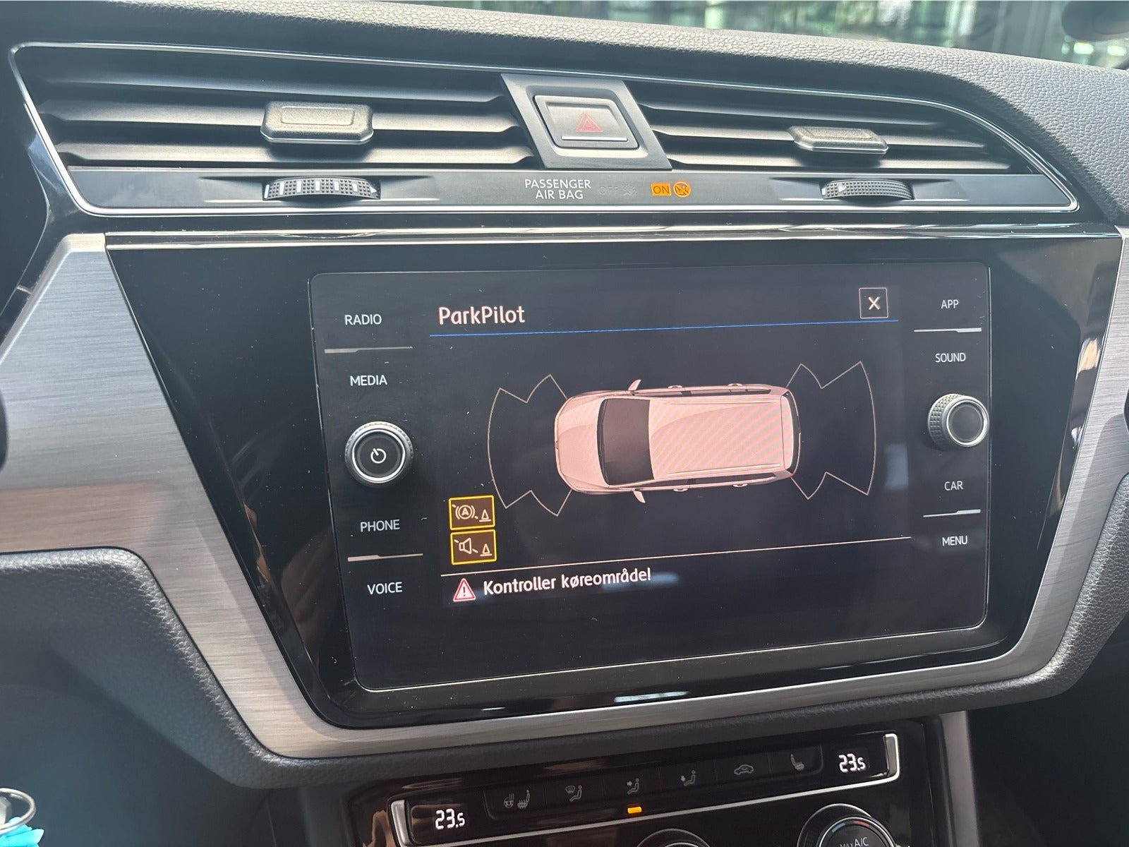 Grå VW Touran fra 2020