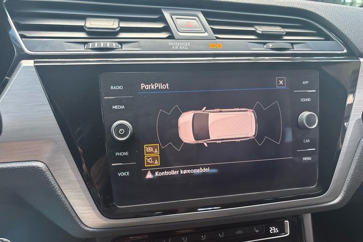 Grå VW Touran fra 2020