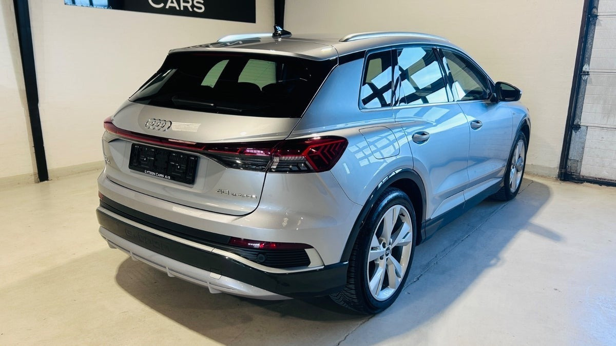 Sølv Audi Q4 e-tron fra 2022