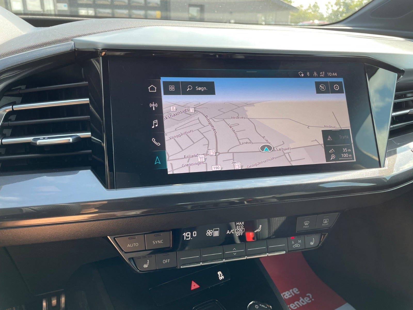 Sølv Audi Q4 e-tron fra 2022