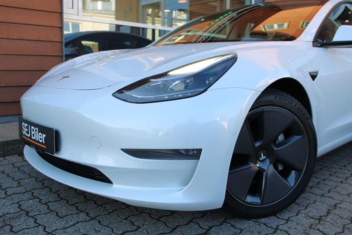 Hvid Tesla Model 3 fra 2021