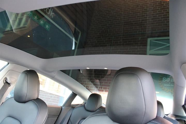Hvid Tesla Model 3 fra 2021
