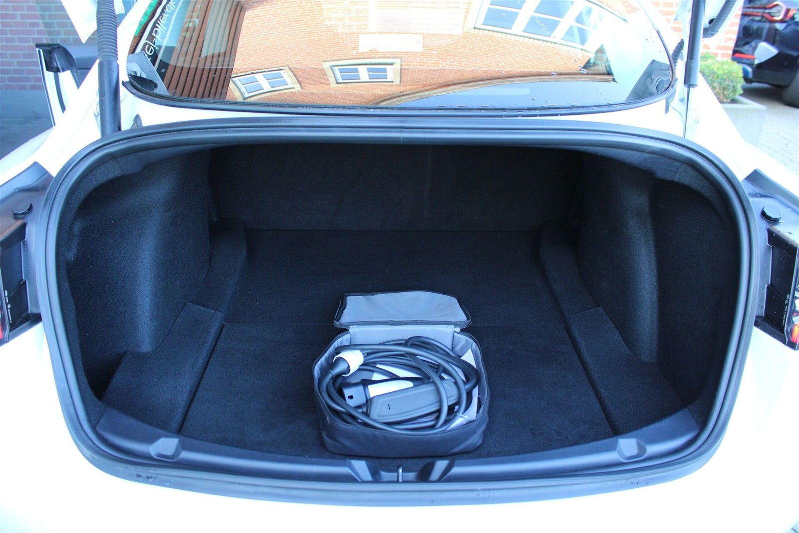 Hvid Tesla Model 3 fra 2021
