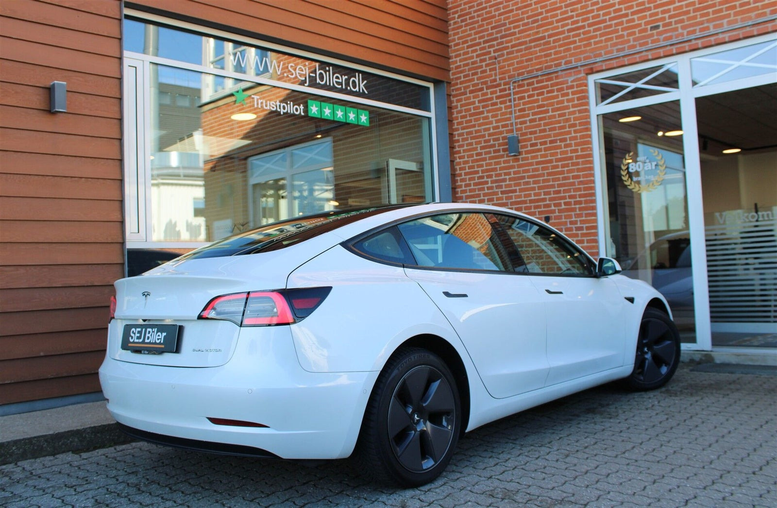Hvid Tesla Model 3 fra 2021