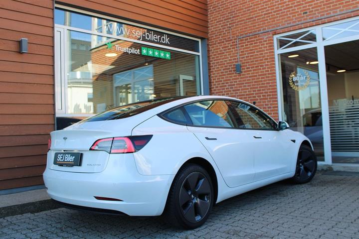 Hvid Tesla Model 3 fra 2021