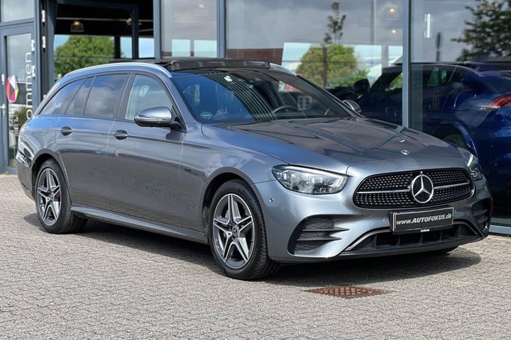 Grå Mercedes E300 e fra 2021