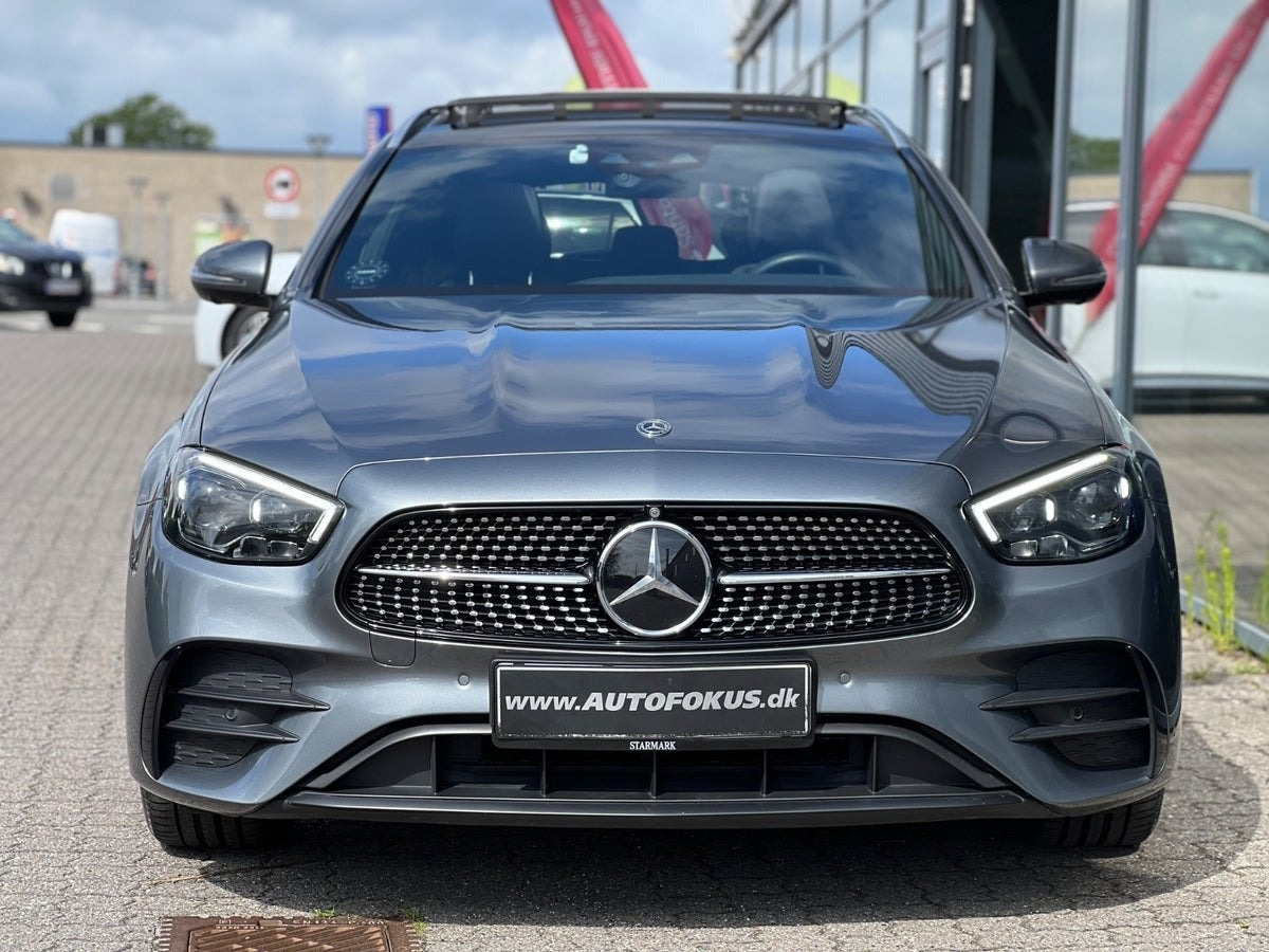 Grå Mercedes E300 e fra 2021