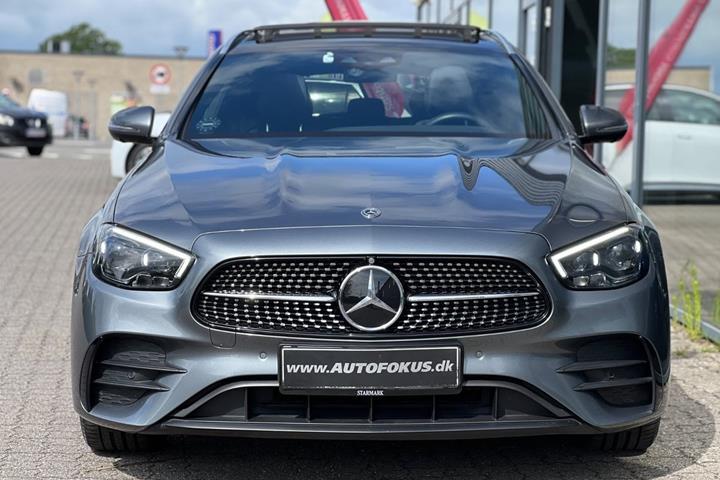 Grå Mercedes E300 e fra 2021