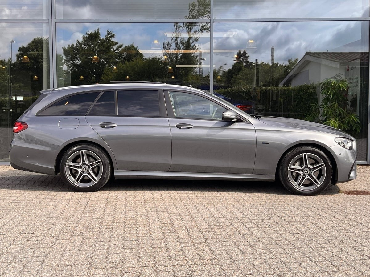 Grå Mercedes E300 e fra 2021