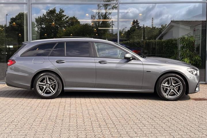 Grå Mercedes E300 e fra 2021