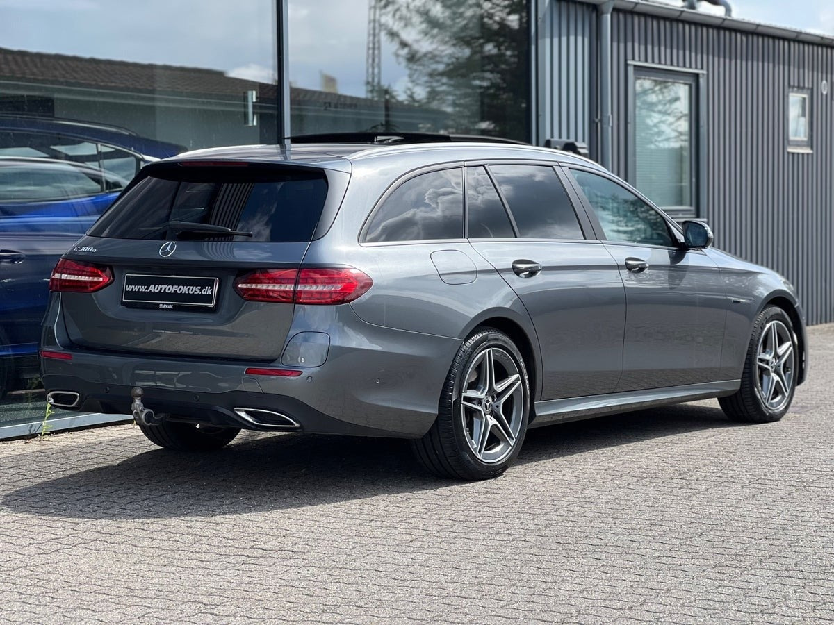 Grå Mercedes E300 e fra 2021