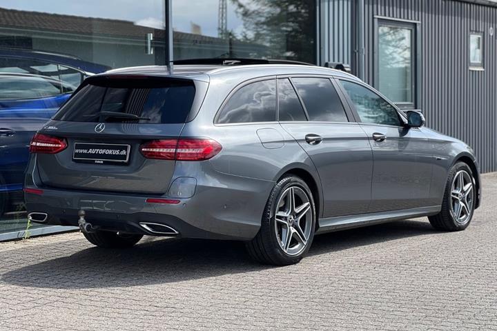 Grå Mercedes E300 e fra 2021