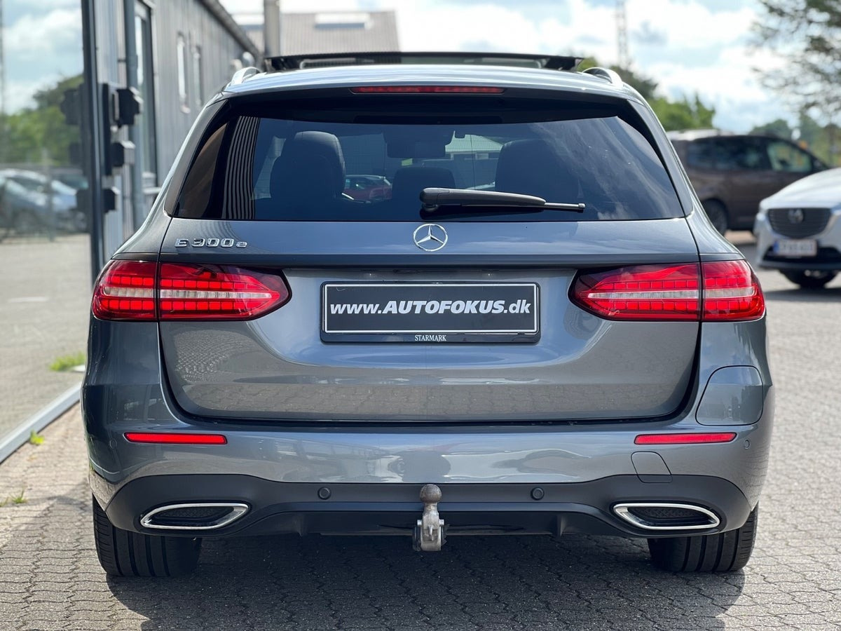 Grå Mercedes E300 e fra 2021