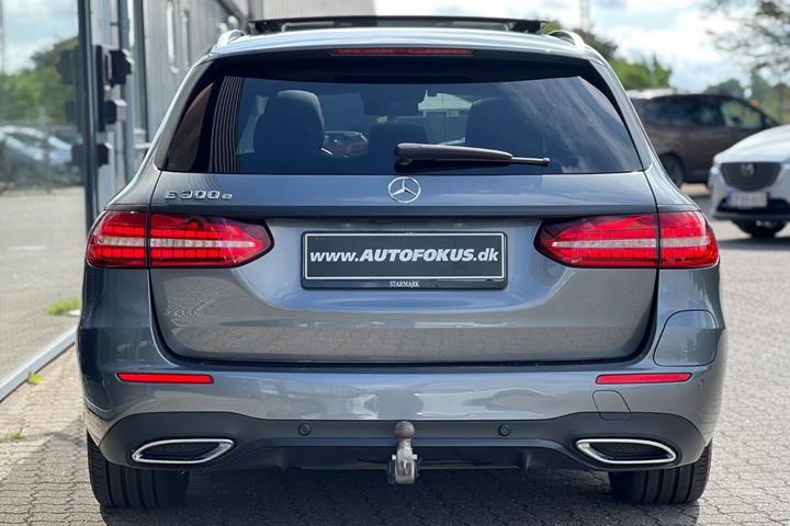 Grå Mercedes E300 e fra 2021