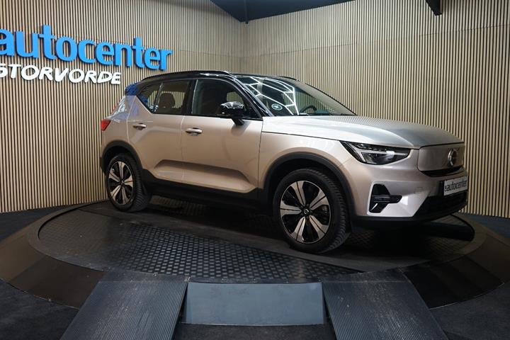 Beige Volvo XC40 fra 2023 set udefra