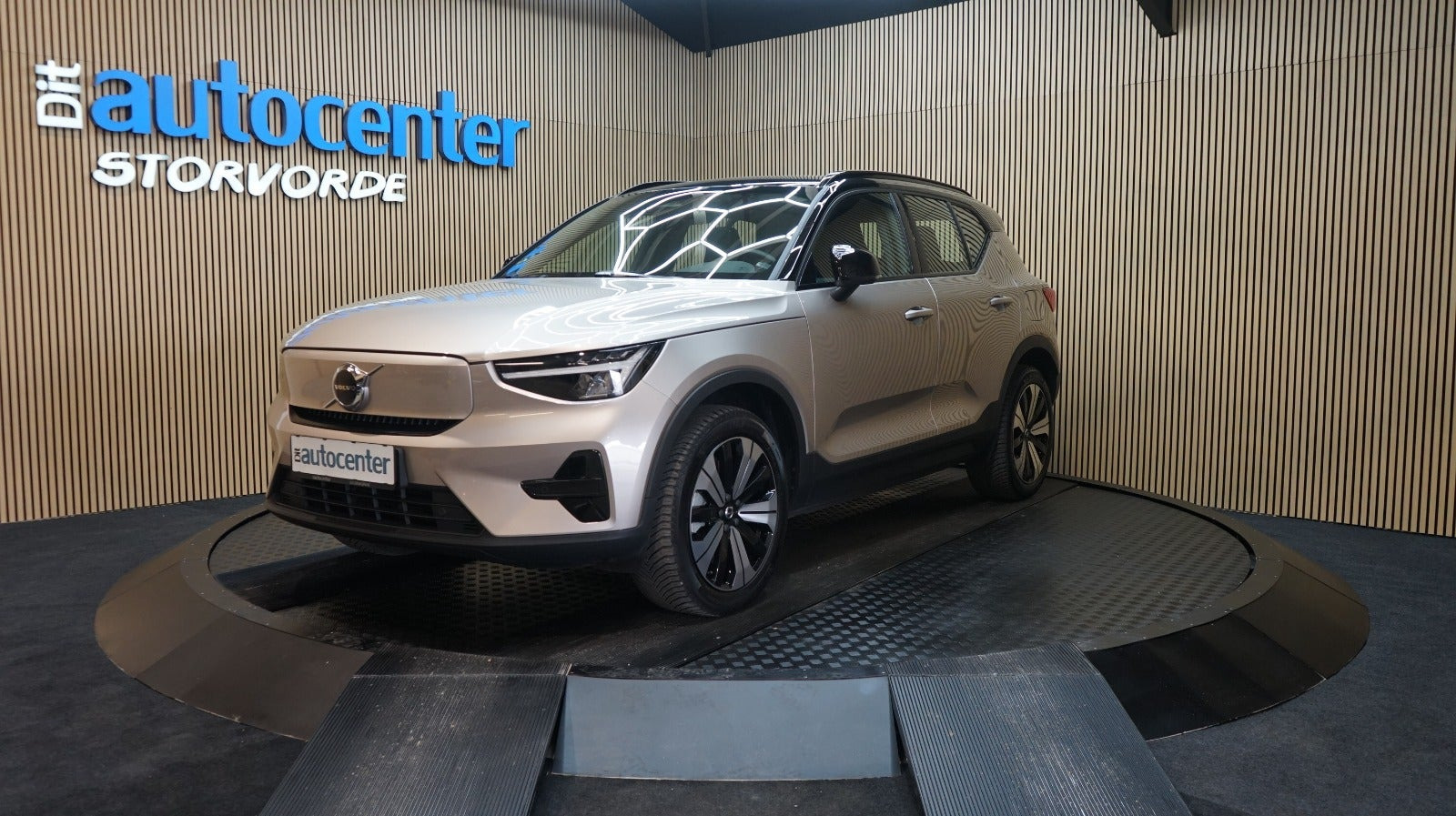 Beige Volvo XC40 fra 2023