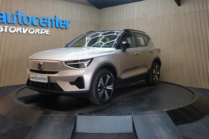 Beige Volvo XC40 fra 2023