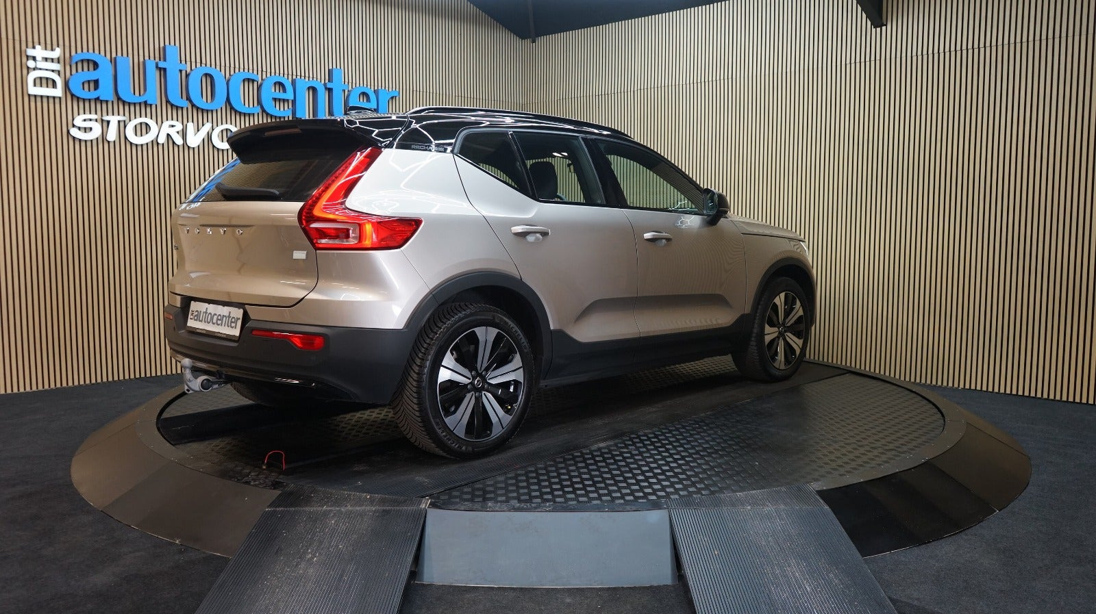 Beige Volvo XC40 fra 2023