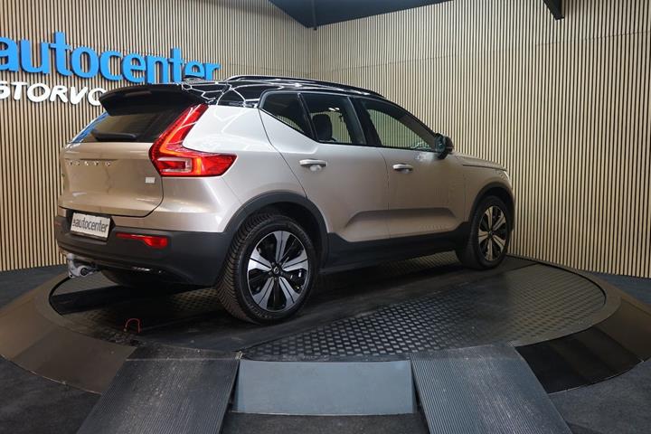 Beige Volvo XC40 fra 2023