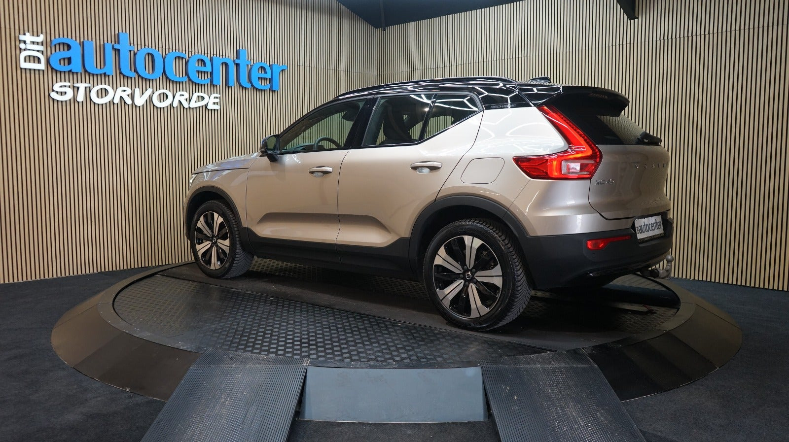 Beige Volvo XC40 fra 2023