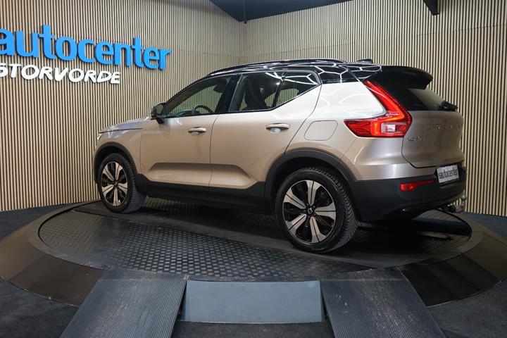 Beige Volvo XC40 fra 2023