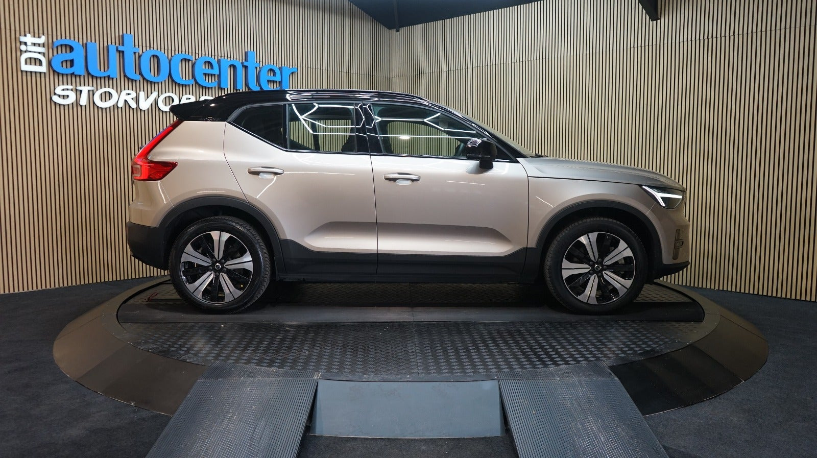 Beige Volvo XC40 fra 2023