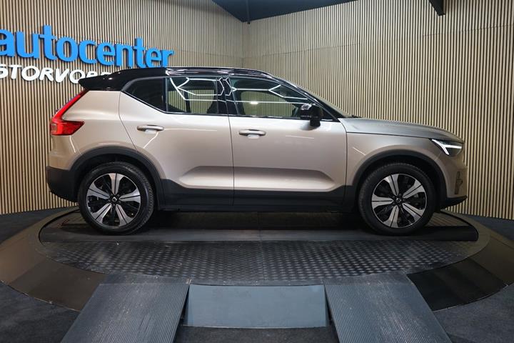 Beige Volvo XC40 fra 2023