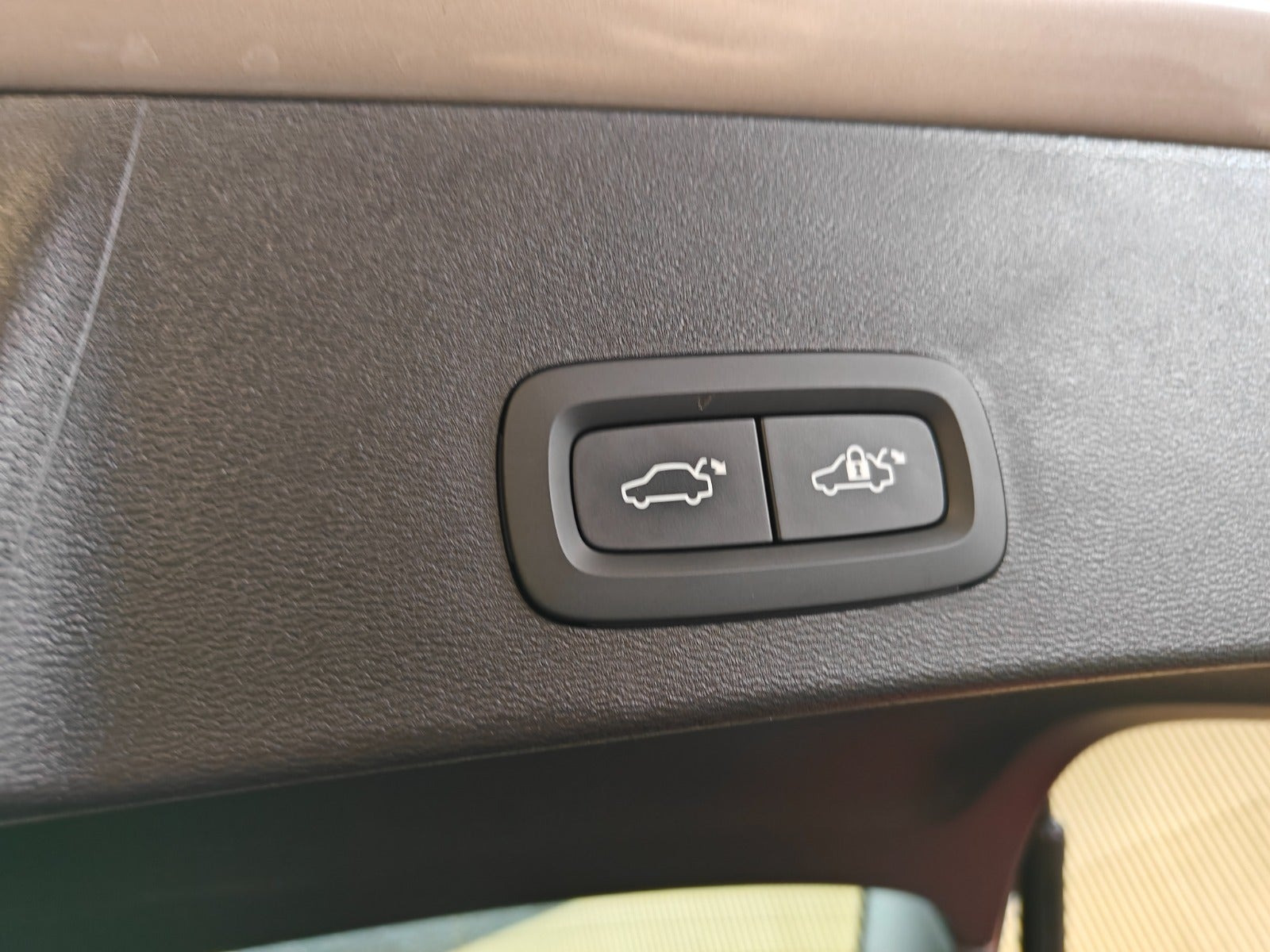 Beige Volvo XC40 fra 2023